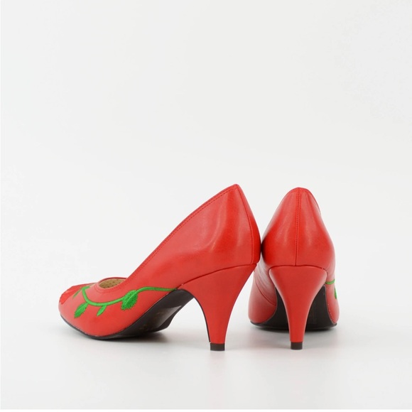 Unique Vintage Red Rose Embroidered Heels Size 7.5 B.A.I.T Footwear - Picture 4 of 9
